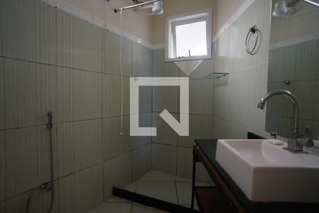 Banheiro de kitnet/studio para alugar com 1 quarto, 35m² em Piratininga, Niterói