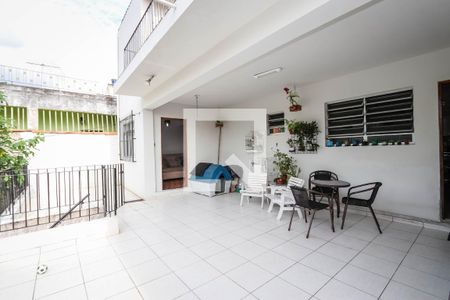Casa à venda com 199m², 4 quartos e 8 vagas Casa à venda com 199m², 4 quartos e 8 vagasQuintal casa 1