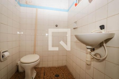 Casa à venda com 199m², 4 quartos e 8 vagas Casa à venda com 199m², 4 quartos e 8 vagasBanheiro de serviço Casa 2