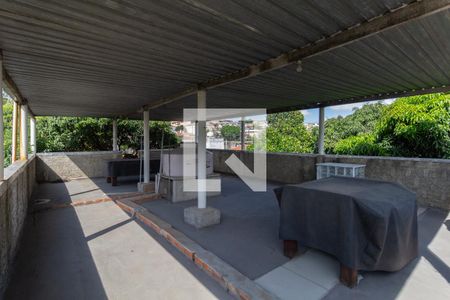 Casa à venda com 200m², 2 quartos e 3 vagas Casa à venda com 200m², 2 quartos e 3 vagasTerraço