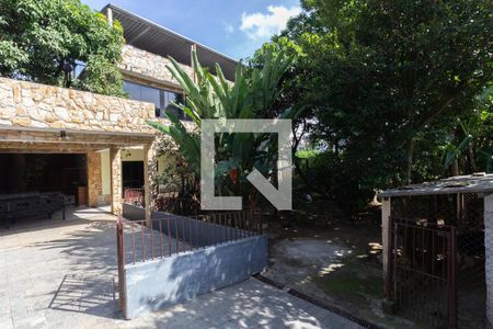 Casa à venda com 200m², 2 quartos e 3 vagas Casa à venda com 200m², 2 quartos e 3 vagasQuintal