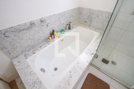 Casa à venda com 402m², 5 quartos e 3 vagasBanheira