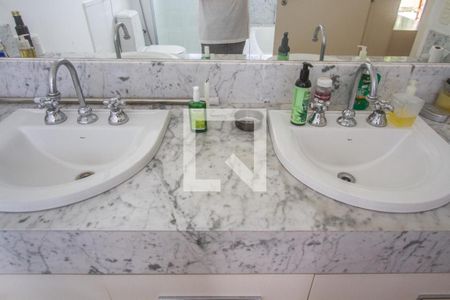 Casa à venda com 402m², 5 quartos e 3 vagasBanheira