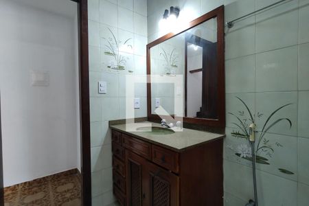 Casa de condomínio para alugar com 226m², 3 quartos e 1 vagaBanheiro Social