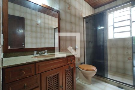 Casa de condomínio para alugar com 226m², 3 quartos e 1 vagaBanheiro da Suíte