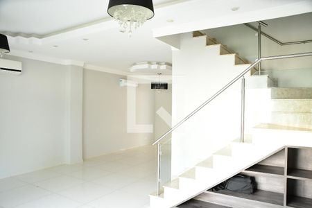 Sala de casa de condomínio para alugar com 3 quartos, 113m² em Chácara Canta Galo, Cotia