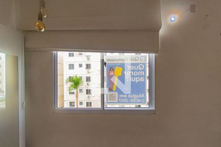 Apartamento à venda com 42m², 2 quartos e 1 vagaPlaquinha instalada na janela do quarto