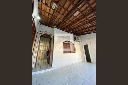 Casa à venda com 80m², 2 quartos e 1 vaga Casa à venda com 80m², 2 quartos e 1 vagaVaranda