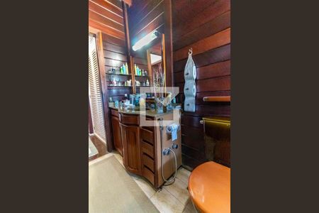 Casa à venda com 390m², 4 quartos e 4 vagas Casa à venda com 390m², 4 quartos e 4 vagasBanheiro