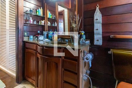 Casa à venda com 390m², 4 quartos e 4 vagas Casa à venda com 390m², 4 quartos e 4 vagasBanheiro