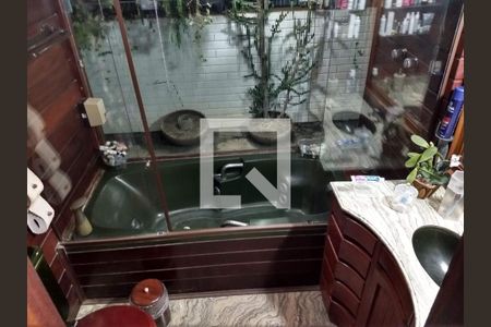 Casa à venda com 390m², 4 quartos e 4 vagas Casa à venda com 390m², 4 quartos e 4 vagasBanheiro