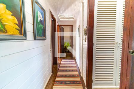 Casa à venda com 390m², 4 quartos e 4 vagas Casa à venda com 390m², 4 quartos e 4 vagasCorredor