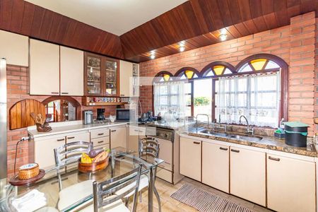 Casa à venda com 390m², 4 quartos e 4 vagas Casa à venda com 390m², 4 quartos e 4 vagasCozinha