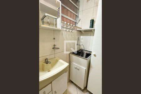 Banheiro  de apartamento para alugar com 1 quarto, 54m² em Copacabana, Rio de Janeiro