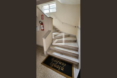 Apartamento para alugar com 60m², 2 quartos e 1 vaga Apartamento para alugar com 60m², 2 quartos e 1 vagaEscada