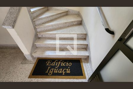 Apartamento para alugar com 60m², 2 quartos e 1 vaga Apartamento para alugar com 60m², 2 quartos e 1 vagaEscada