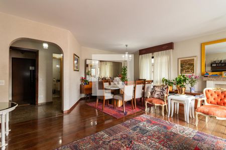 Apartamento à venda com 200m², 4 quartos e 2 vagas Apartamento à venda com 200m², 4 quartos e 2 vagasSala