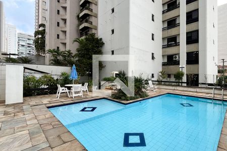 Apartamento à venda com 200m², 4 quartos e 2 vagas Apartamento à venda com 200m², 4 quartos e 2 vagasÁrea Comum - Piscina