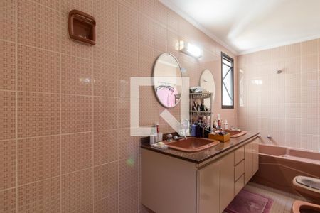 Apartamento à venda com 200m², 4 quartos e 2 vagas Apartamento à venda com 200m², 4 quartos e 2 vagasBanheiro da Suíte 1