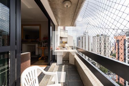 Apartamento à venda com 200m², 4 quartos e 2 vagas Apartamento à venda com 200m², 4 quartos e 2 vagasVaranda