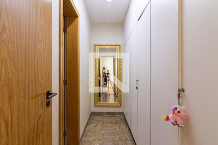 Apartamento à venda com 200m², 4 quartos e 2 vagas Apartamento à venda com 200m², 4 quartos e 2 vagasCloset da Suíte 1