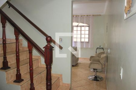 Corredor e escadas para os quartos de casa para alugar com 3 quartos, 125m² em Parque Continental I, Guarulhos