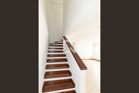 Apartamento à venda com 167m², 3 quartos e 3 vagas Apartamento à venda com 167m², 3 quartos e 3 vagasEscada