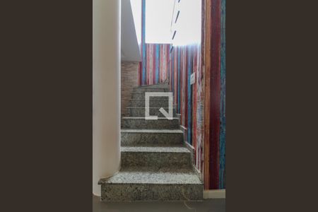 Casa de condomínio para alugar com 320m², 4 quartos e 5 vagasEscada