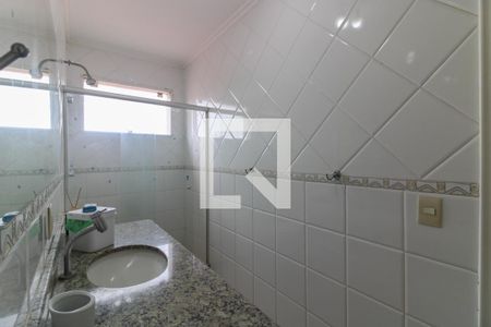 Casa de condomínio para alugar com 320m², 4 quartos e 5 vagasBanheiro Suítes 3 e 4 (Canadense)