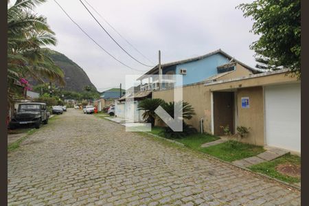 Casa de condomínio para alugar com 320m², 4 quartos e 5 vagasFachada