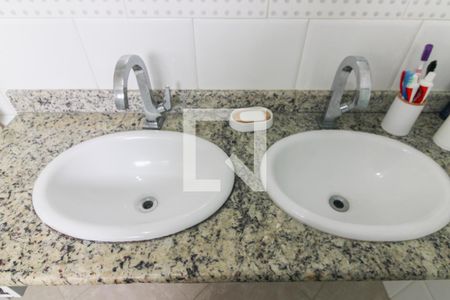 Casa de condomínio para alugar com 320m², 4 quartos e 5 vagasSuíte 1 - Banheiro