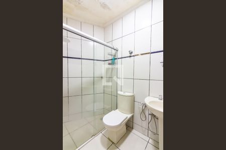 Banheiro da Suíte de casa para alugar com 2 quartos, 100m² em Km 18, Osasco