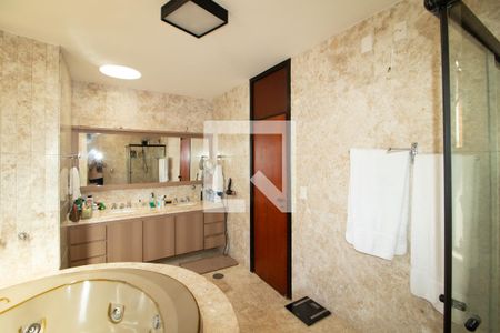 Casa à venda com 423m², 4 quartos e 8 vagasBanheiro da Suíte 3