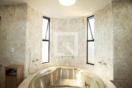 Casa à venda com 423m², 4 quartos e 8 vagasBanheiro da Suíte 3