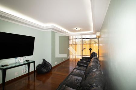 Casa à venda com 423m², 4 quartos e 8 vagasSala de Tv