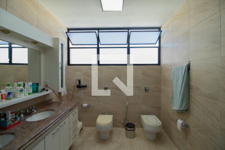 Casa à venda com 423m², 4 quartos e 8 vagasBanheiro da Suíte 1