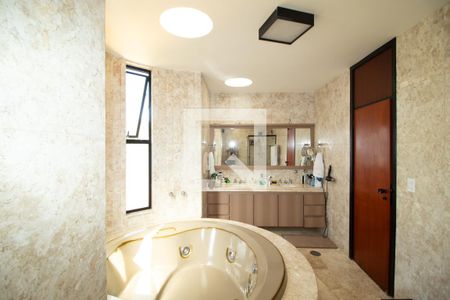 Casa à venda com 423m², 4 quartos e 8 vagasBanheiro da Suíte 3