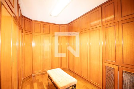 Casa à venda com 423m², 4 quartos e 8 vagasCloset da suíte 3