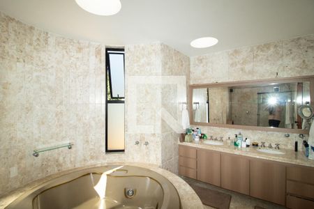 Casa à venda com 423m², 4 quartos e 8 vagasBanheiro da Suíte 3