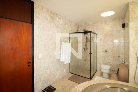 Casa à venda com 423m², 4 quartos e 8 vagasBanheiro da Suíte 3