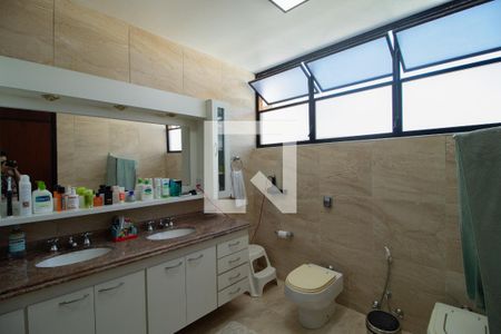 Casa à venda com 423m², 4 quartos e 8 vagasBanheiro da Suíte 1