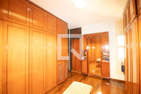 Casa à venda com 423m², 4 quartos e 8 vagasCloset da suíte 3