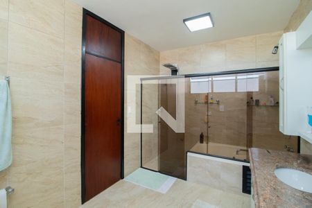 Casa à venda com 423m², 4 quartos e 8 vagasBanheiro da Suíte 1