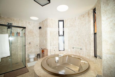 Casa à venda com 423m², 4 quartos e 8 vagasBanheiro da Suíte 3