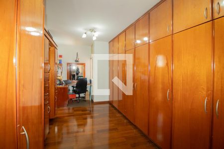 Casa à venda com 423m², 4 quartos e 8 vagasCloset da suíte 1