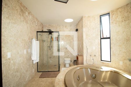 Casa à venda com 423m², 4 quartos e 8 vagasBanheiro da Suíte 3