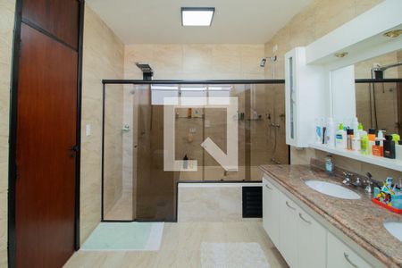 Casa à venda com 423m², 4 quartos e 8 vagasBanheiro da Suíte 1