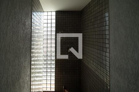 Casa à venda com 423m², 4 quartos e 8 vagasDetalhe da escada