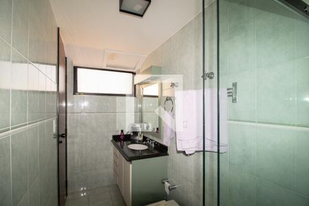 Casa à venda com 423m², 4 quartos e 8 vagasBanheiro da Suíte 2