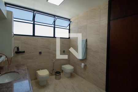 Casa à venda com 423m², 4 quartos e 8 vagasBanheiro da Suíte 1